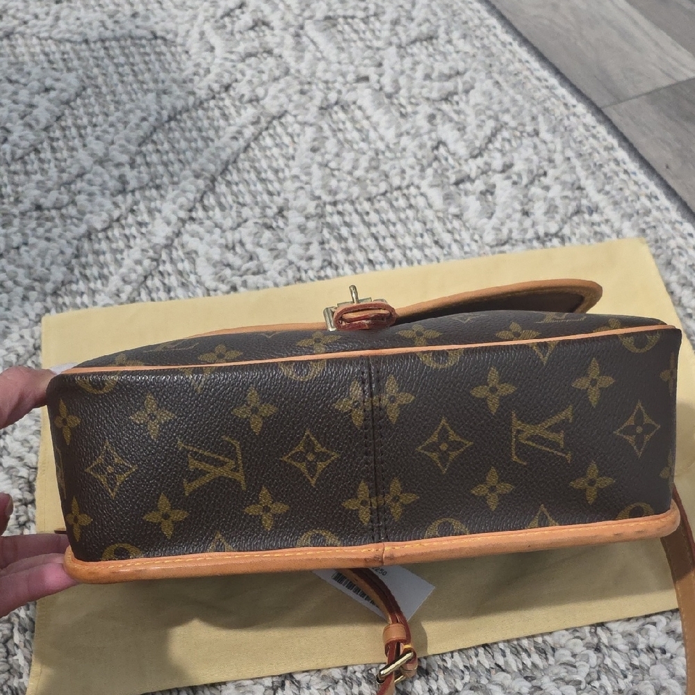 Authentic Louis Vuitton Sologne Crossbody Bag - Picture 2 of 10
